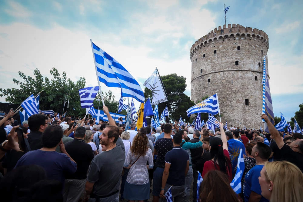 Επιμένουν στα σενάρια αποσταθεροποίησης οι ΣΥΡΙΖαίοι: «Εντοπίσαμε μαχαίρια, κουκούλες και βενζίνη σε διαδηλωτές» –  Διαλύονται οι ΑΝΕΛ – Φεύγουν και άλλοι